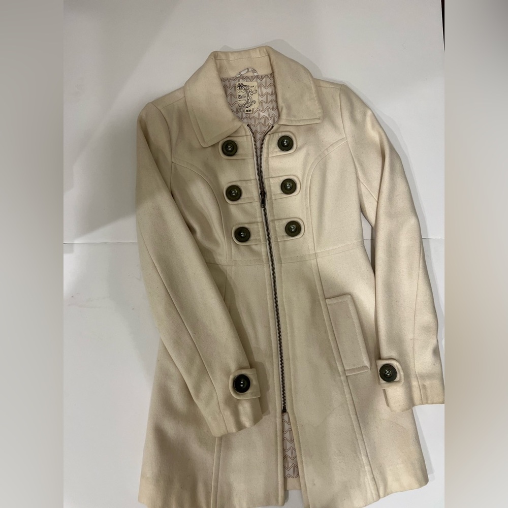 Women’s Tulle Winter Coat 60% wool 40% viscose. In very good condition